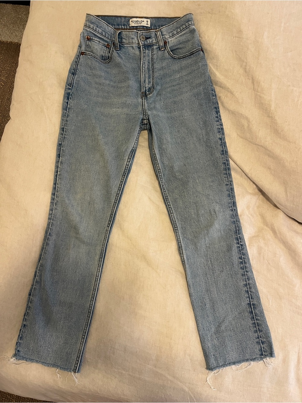 Abercrombie & Fitch - 90’s Slim Straight - Light Wash, Raw Hem